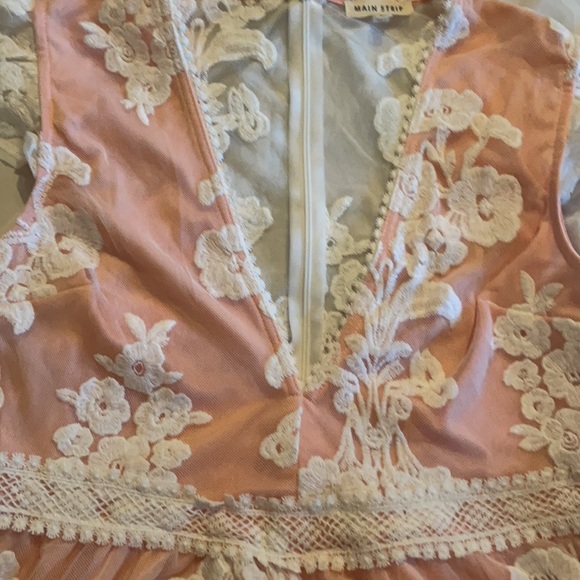 Floral and lace short jumpsuit - Picture 3 of 6